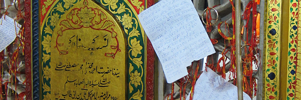 Prayers at the dargah of Nizamuddin Auliya